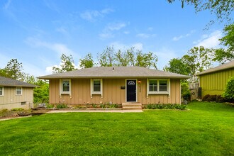 Building Photo - Charming 3 Bedroom with Backyard Deck!