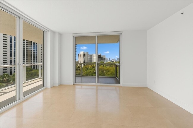Building Photo - 10 Venetian Way