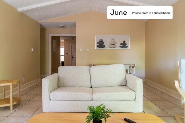 Building Photo - Room in Shared 3 bed/2 bath home