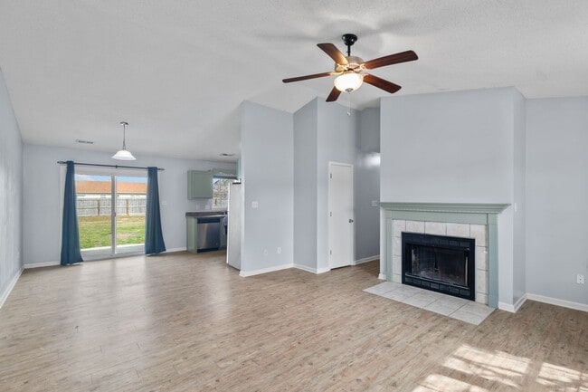 Building Photo - 3 Bedroom 2 Bathroom Home