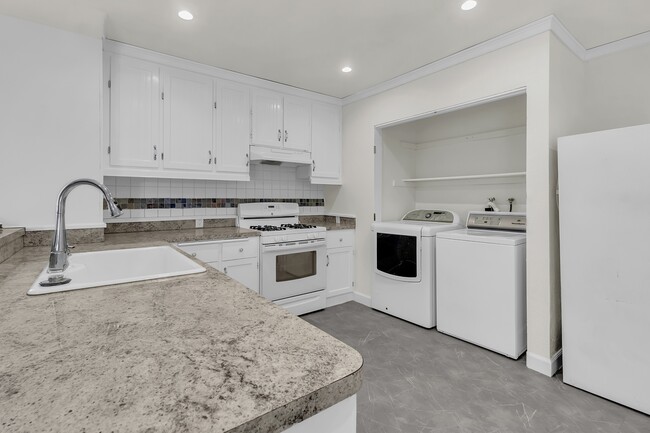 Building Photo - 4824 Benito St