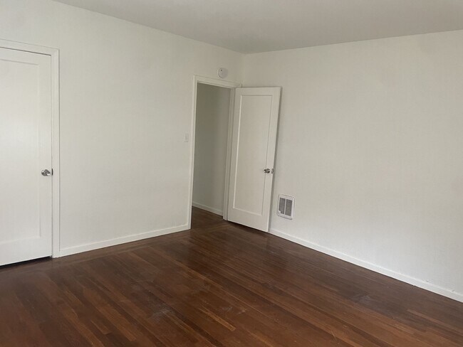 Building Photo - Charming Vintage 2 Bedroom 1 Bathroom Home