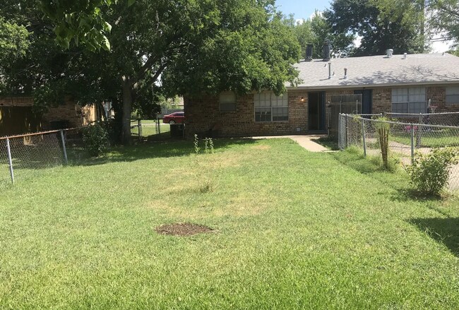 Building Photo - 1920 Briar Oaks Dr