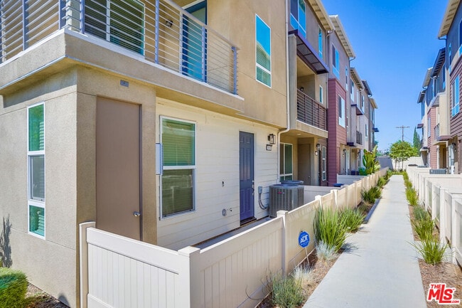 Building Photo - 20619 Oakglen Ln