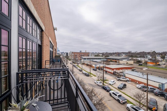 Building Photo - 2235 E 6th St