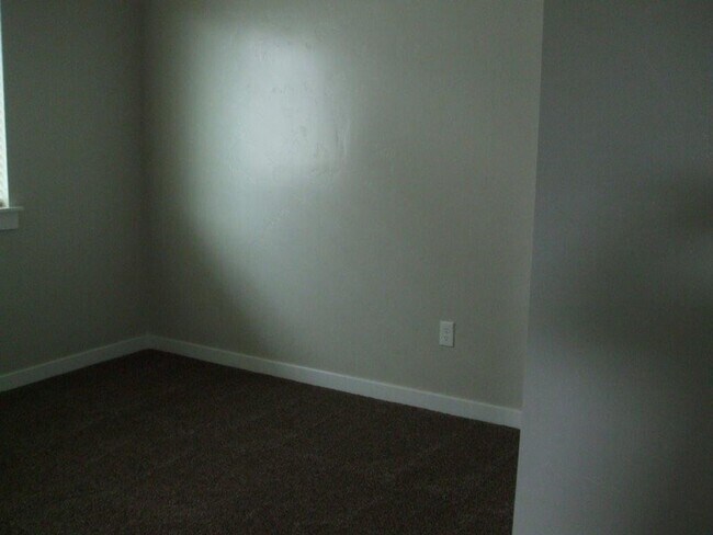 Building Photo - Beautiful  4 bed, 2.5 bath 2 car with extra deep bay and an additional office