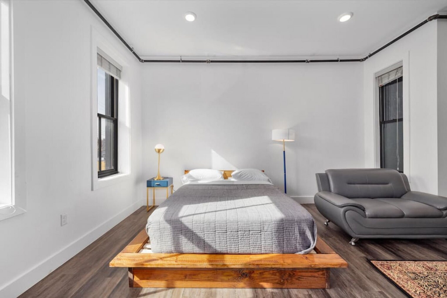 Building Photo - 18 W Elder St