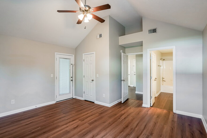 Building Photo - 404 Barking Dr