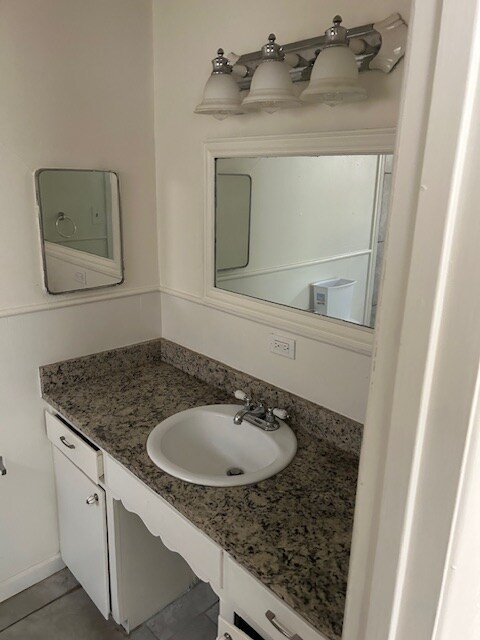 Building Photo - 712 N Wright Ave