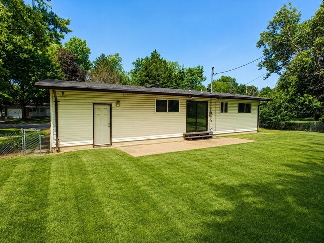 Building Photo - Your next home is waiting! Check out this inviting 3-bedroom