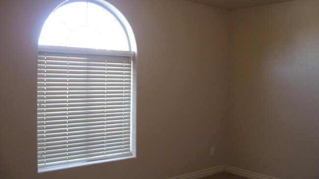 Building Photo - Spacious 3 Bedroom House