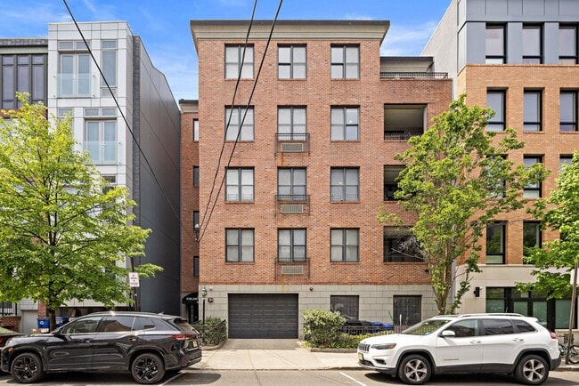 Building Photo - 518 Monroe St