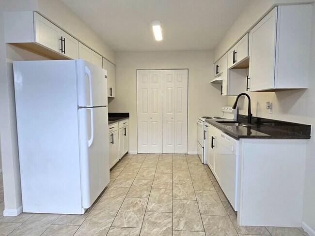 Building Photo - 1738 E Fern Rd