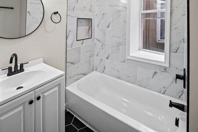 Building Photo - 139 N Lakewood Ave