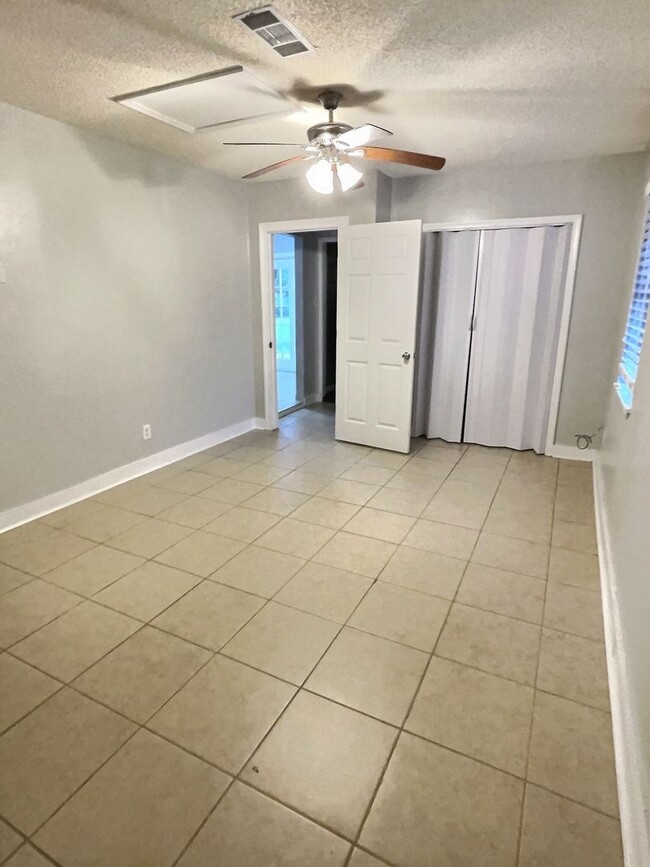 Building Photo - Spacious 4-Bedroom, 2-Bathroom Home in Oce...