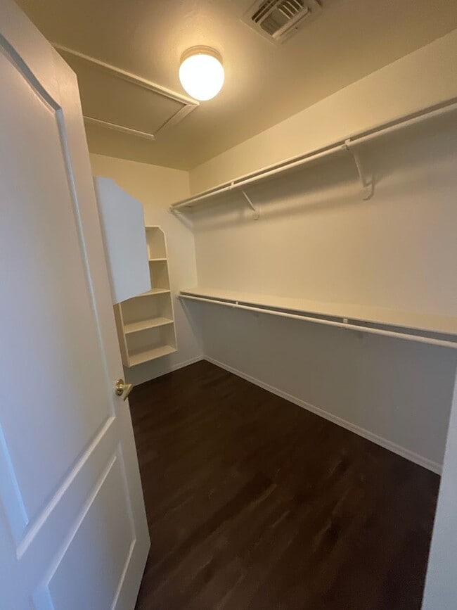 Building Photo - Great northeast location on cul-de-sac, 3 car garage