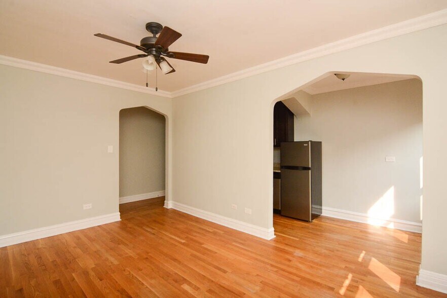 Building Photo - 4743 N Hermitage Ave