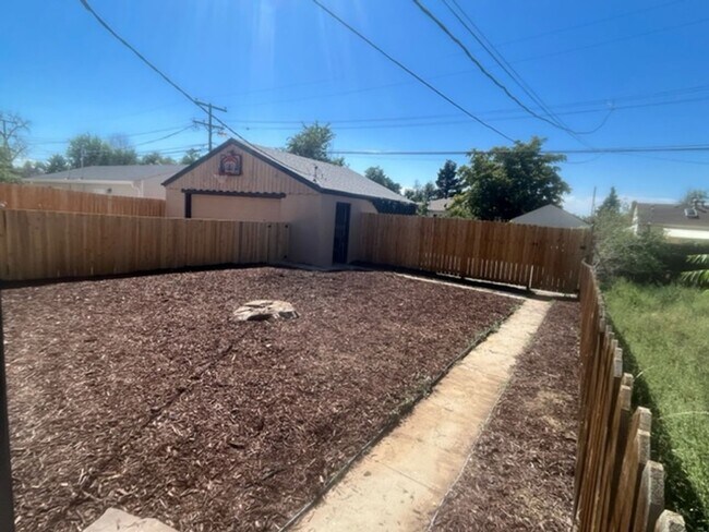 Building Photo - $0 DEPOSIT OPTION. 3BED/1BATH WITH ONE CAR...