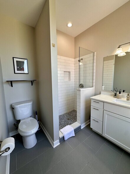 Building Photo - 736 N Throop St