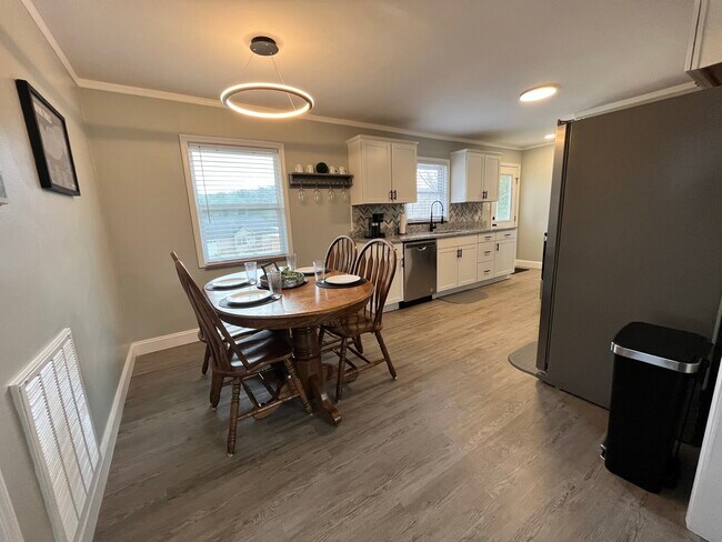 Building Photo - 220 E Hendron Chapel Rd