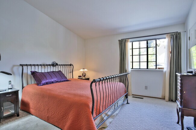 Building Photo - Lovely 2 Story Townhouse in Pinole, CA on cul de sac...