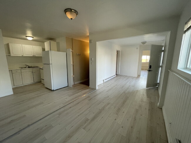 Building Photo - 3 bed 1 bath ground level apartment with n...