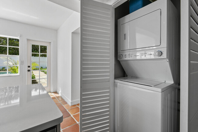 Building Photo - 815 N Ocean Breeze