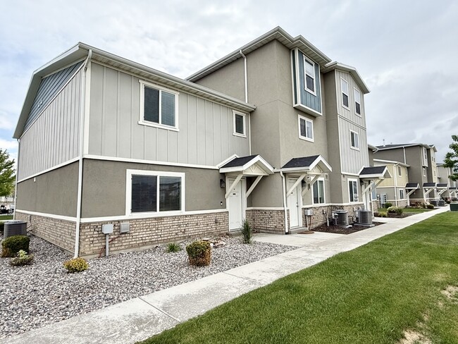 Building Photo - 676 E 550 S
