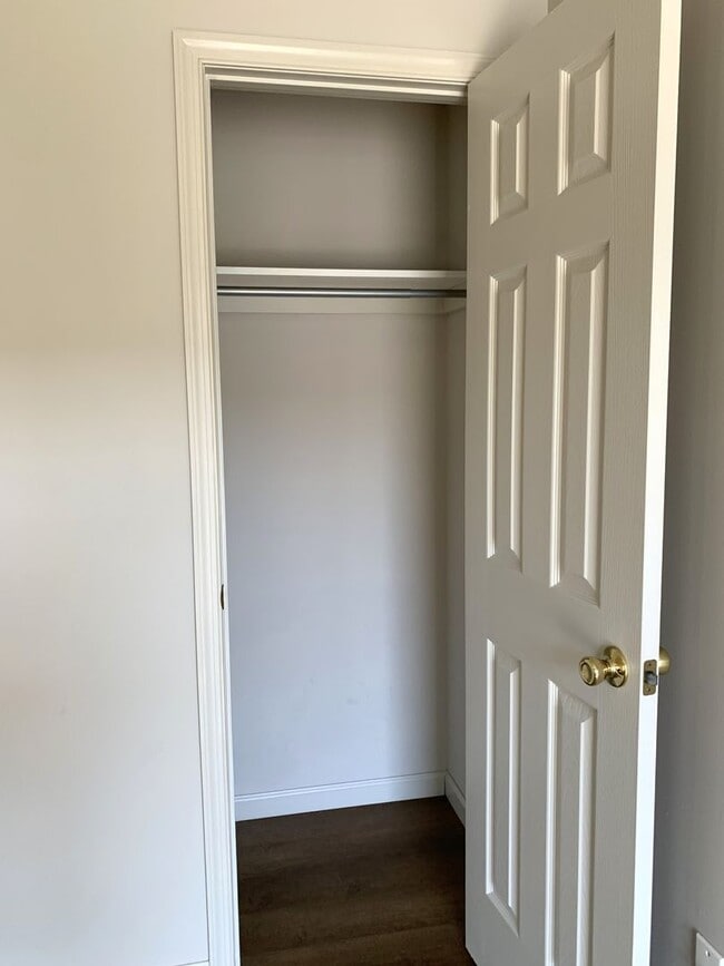 Building Photo - Make This Beautiful 3-Bedroom Townhouse Yo...