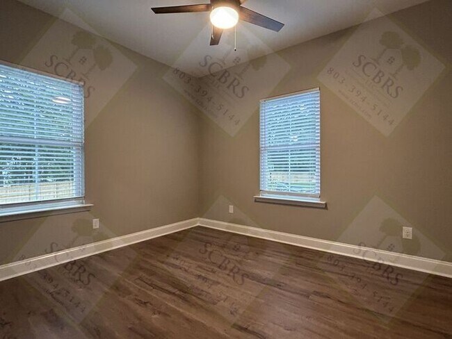 Building Photo - Modern 6-bedroom, 5-bath homes Just 8 Bloc...