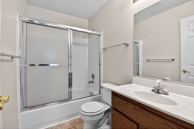 Building Photo - Pet Friendly End Unit Townhouse with Fence...