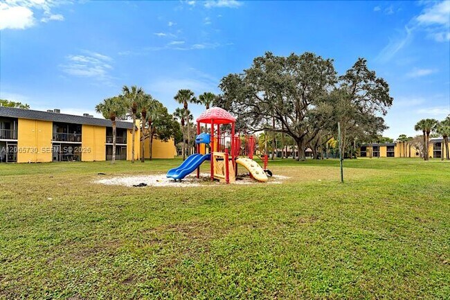 Building Photo - 1606 Meadows Cir W