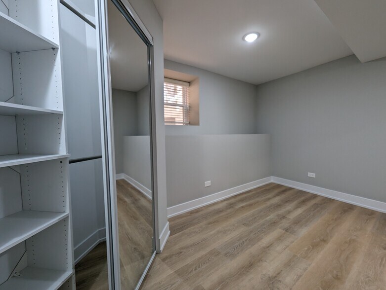 Building Photo - 423 W Belden Ave