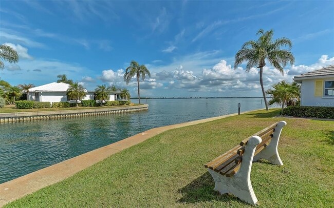 Building Photo - 909 Spanish Dr N