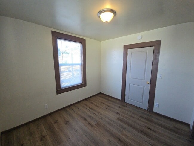 Building Photo - 3BR Eureka home offers remodeled interior, large yard and outbuildings!