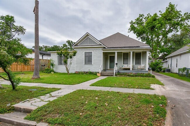 Primary Photo - 1040 Columbia St