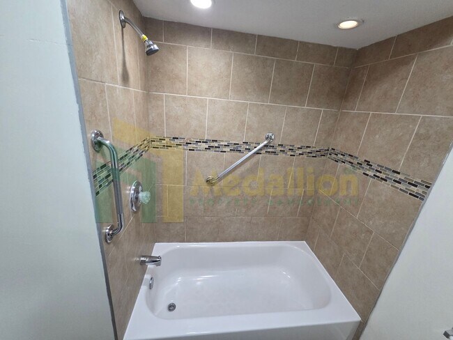 Building Photo - 9318 S Loomis St