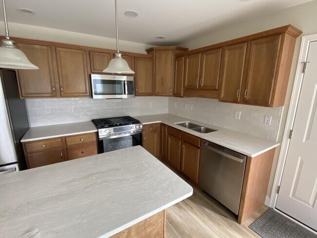 Building Photo - 720 E Newport Rd