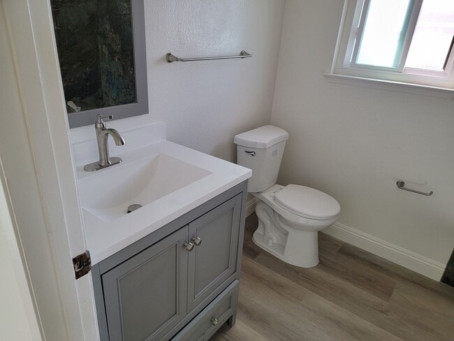 Building Photo - 3bed/1.5ba End Unit with Private Backyard & Patio