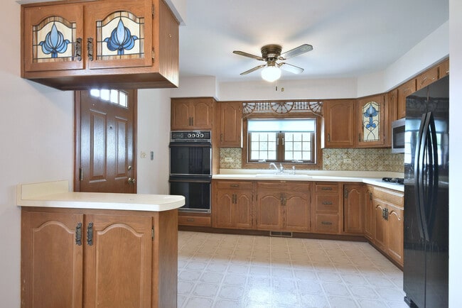 Building Photo - 8006 W Courtland Ave