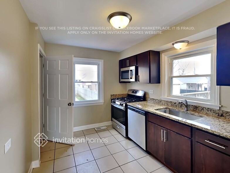 Building Photo - 6844 W Dickens Ave