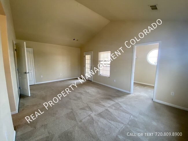 Building Photo - Beautiful Townhome in Aurora