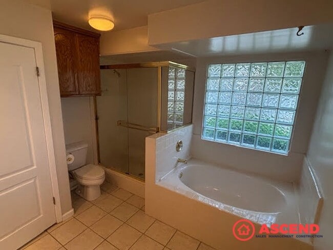 Building Photo - Spacious 3 Bed / 2 Bath with Fireplace, Garage & Gardener Included