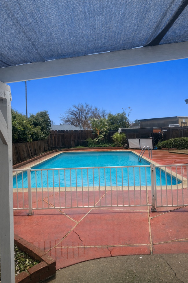 Building Photo - 3/1 With A Pool