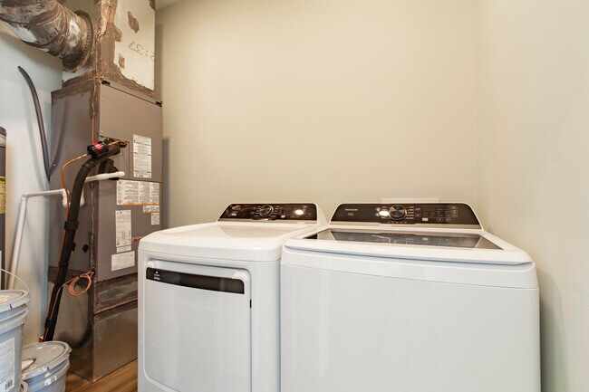 Building Photo - RnR Duplex SoBro