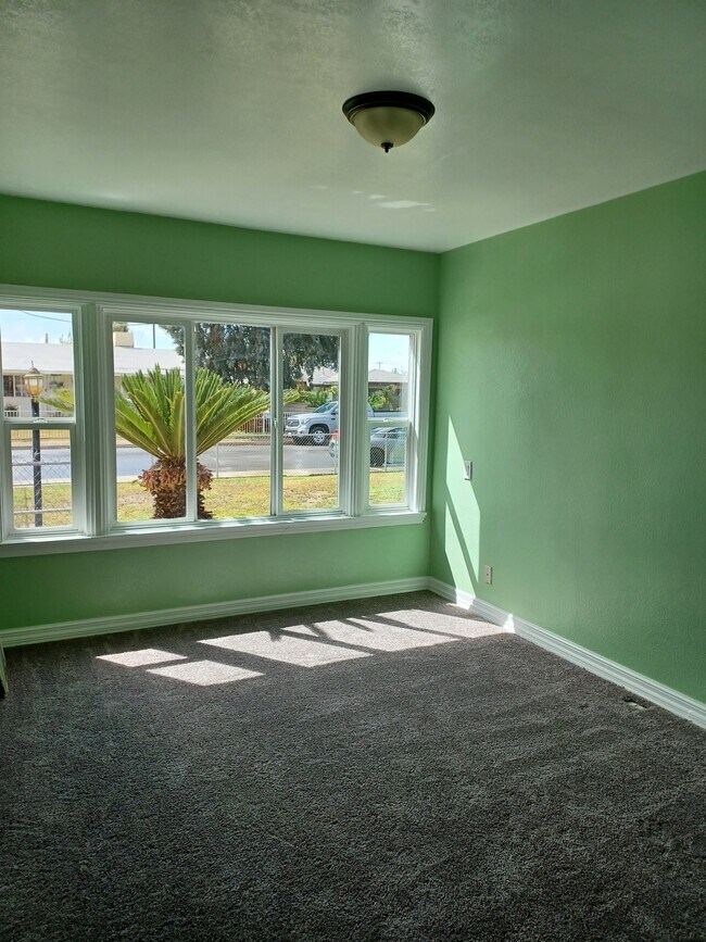 Building Photo - 2002 Hendricks Ln