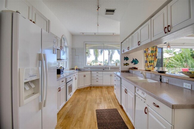 Building Photo - 131 Sands Pt Dr