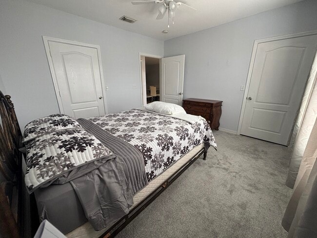 Building Photo - 122 SW Peacock Blvd