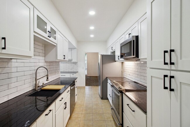 Building Photo - Spacious townhouse for rent! CPS & WATER INCLUDED WITH RENT !