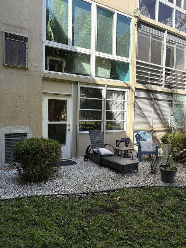 Building Photo - 330 NE 26th Ave